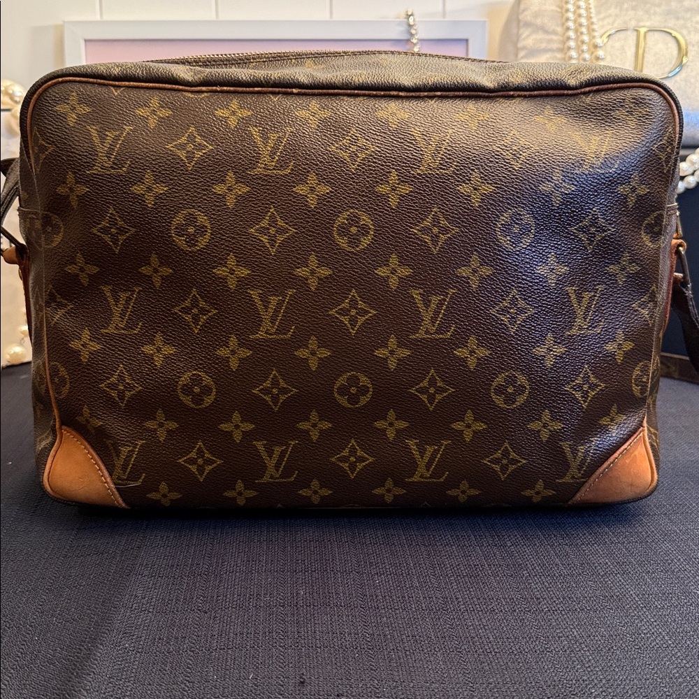 Louis Vuitton Monogram Nile Messenger/Travel Bag France 1990 - Unisex - Picture 2 of 16